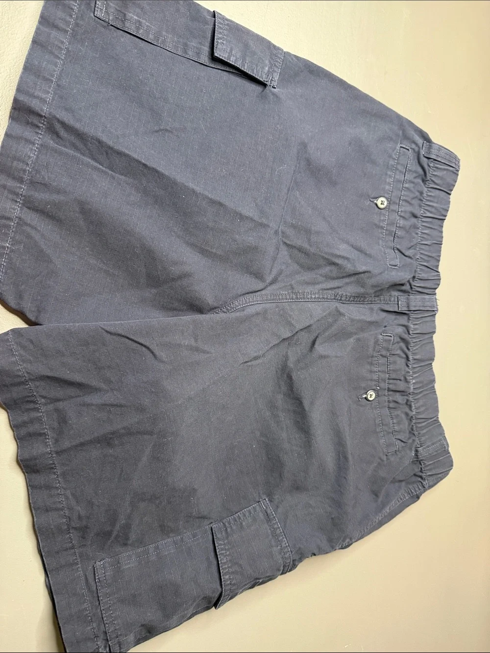 Men’s Kirkland Signature Navy Cargo Shorts. Size: large